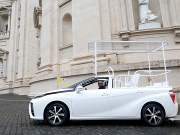 Papież Franciszek z wodorowym Papamobile